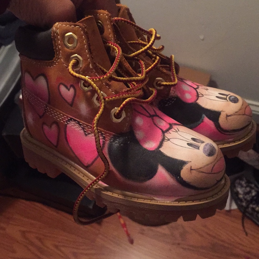 6.5c Custom air brushed Minnie Mouse Timbs - Picture 1 of 8